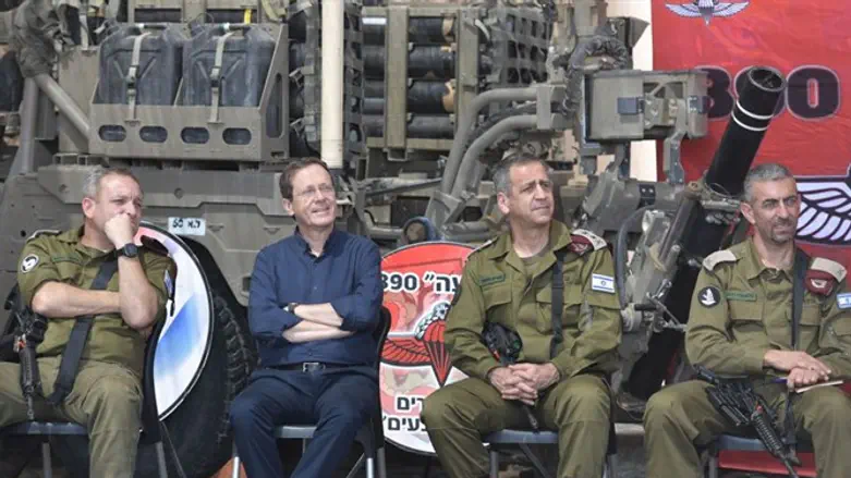 President Herzog joins IDF officers on Gaza frontier