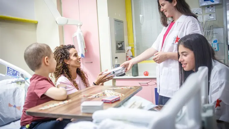 מתנדבי עזר מציון עם נועם ואמו הילה