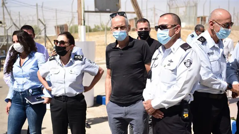 השר בר לב ונציבת שב"ס בסיור