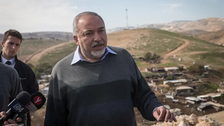 עוד הבטחה לאוסף. ליברמן מסייר בחאן אל־אחמר