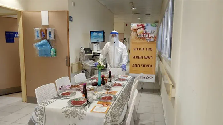 הכנה לסעודות חג במחלקת קורונה