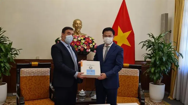 Israeli ambassador delivers medical equipment to Vietnam