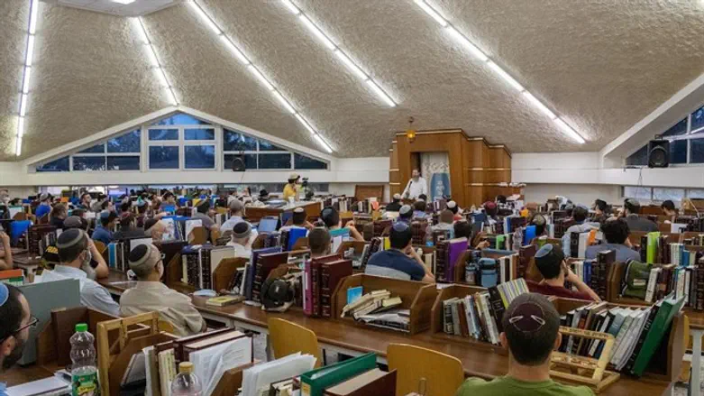 30 לרב אברהם דב אוירבך בישיבת הגולן