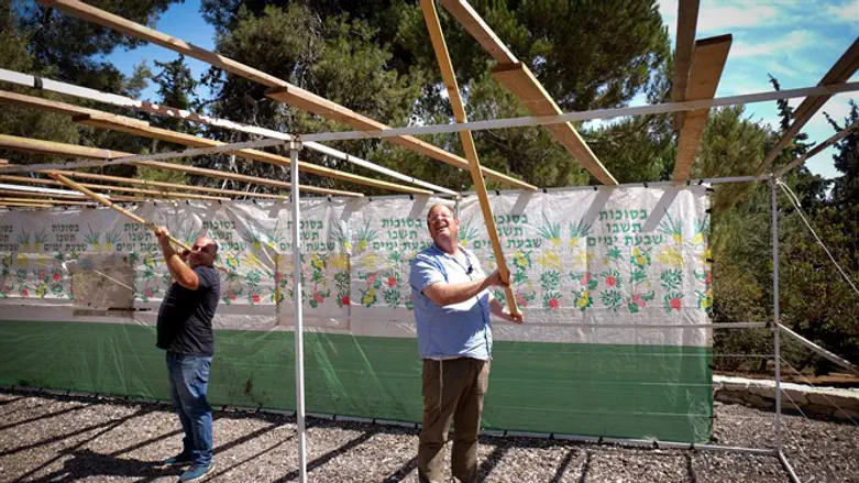 שתקום סוכת דוד הנופלת, אבל אם אפשר אחרי הקפה של סוף הצום. אילוסטרציה