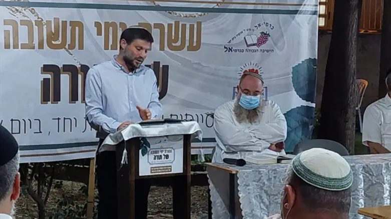 בצלאל סמוטריץ' בסיום ש"ס משנה בישיבת ההסדר בכרמיאל