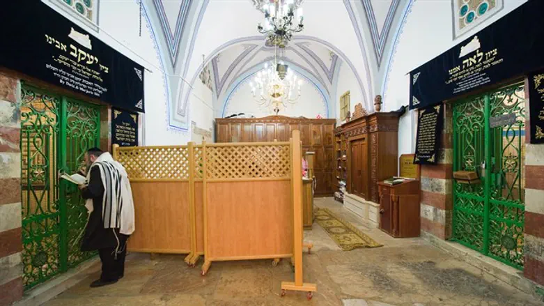 תפילה במערת המכפלה