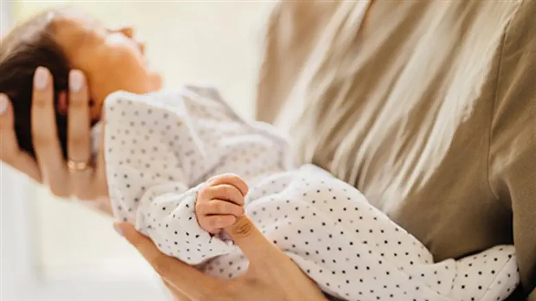 תינוק בידי אמו