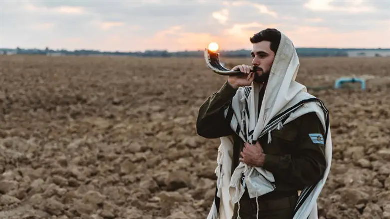 חייל תוקע בשופר