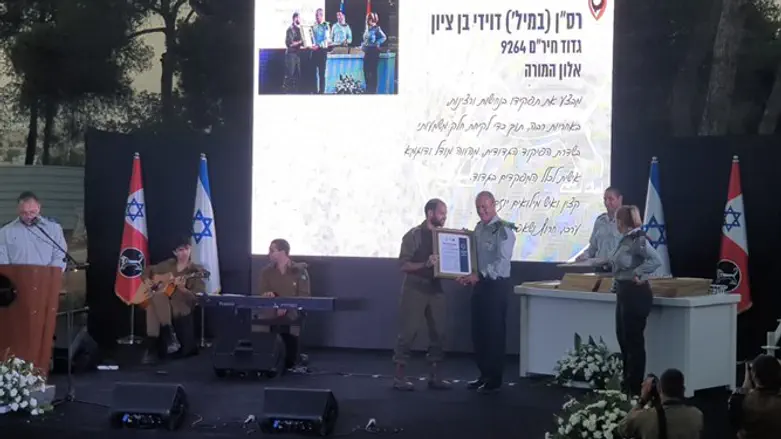 הענקת תעודת ההצטיינות לבן ציון