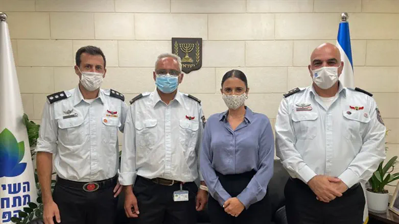 איילת שקד עם קציני הכבאות