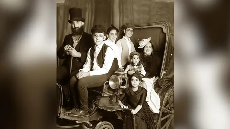 מצטלמים ביום הולדת לברון רוטשילד