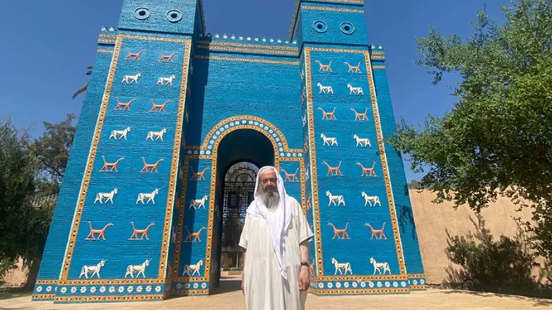 גבאי בתחפושת השייח