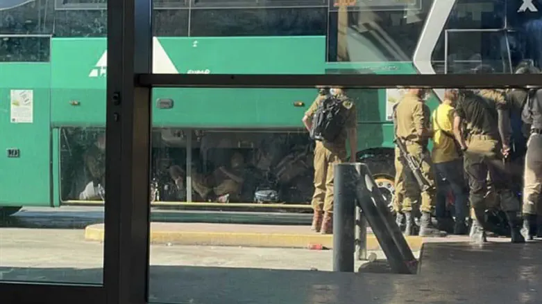 חיילים תועדו בתא המטען של האוטובוס