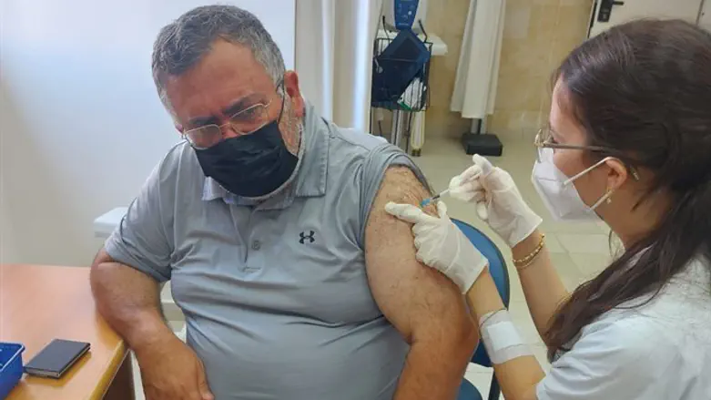 Давид Битан вакцинировался бустерной дозой