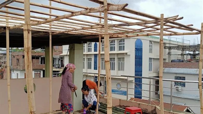 בני המנשה במדינות מיזורם ומניפור בצפון מזרח הודו בונים סוכות