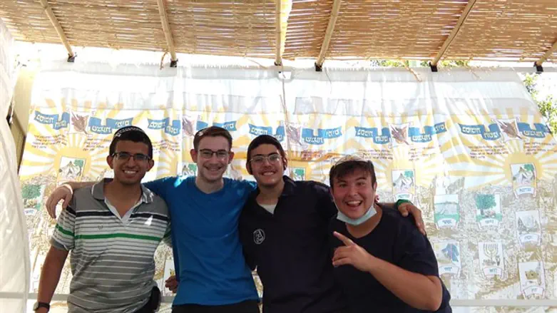 חניכי אריאל בונים סוכות