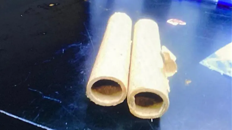 קני הזיקוקים שנמצאו בחיפוש על החשוד