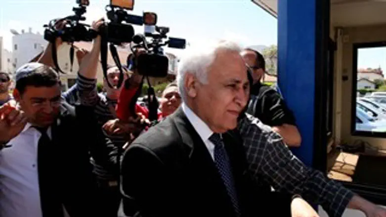 קצב נכנס לבית המשפט. הבוקר