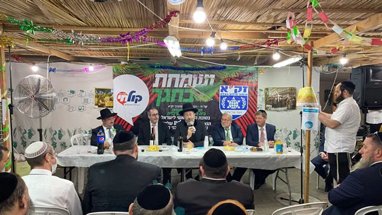 הרב דוד לאו עם אנשי זק"א