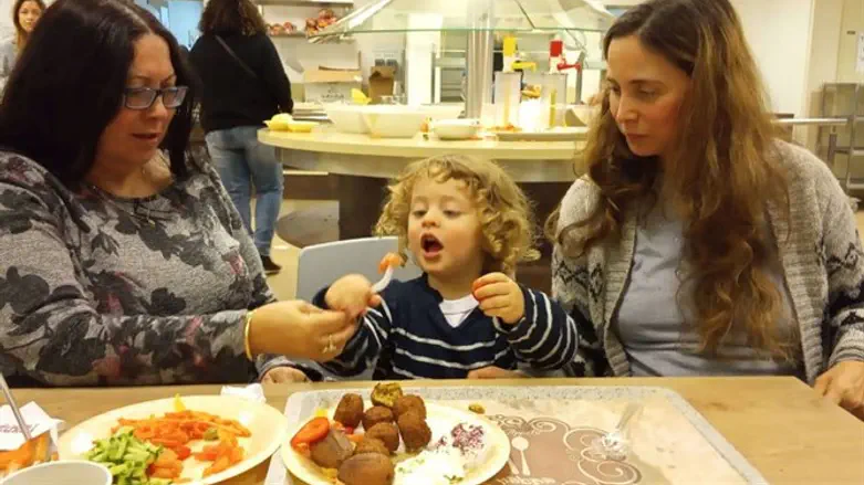 זהבה (משמאל) עם בתה ונכדה