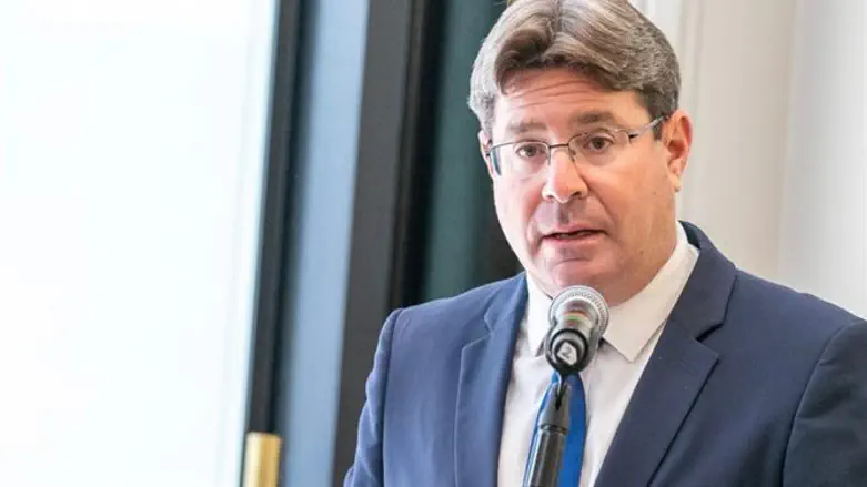 מודאג. ח"כ אקוניס