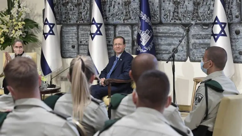 President Herzog meets IDF soldiers