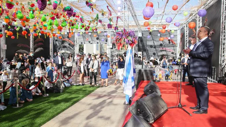 משה ליאון בסוכה