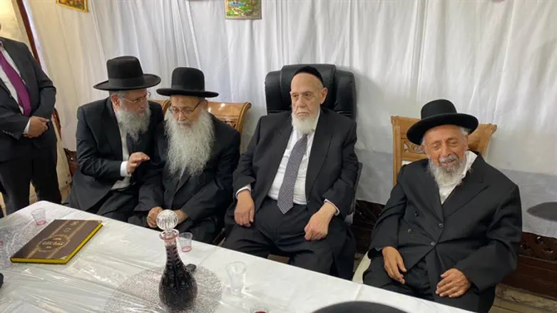 הרבנים בסוכה