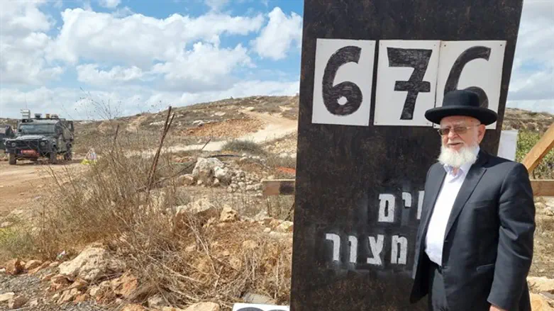 Rabbi Drori at the blockade around Kumi Ori
