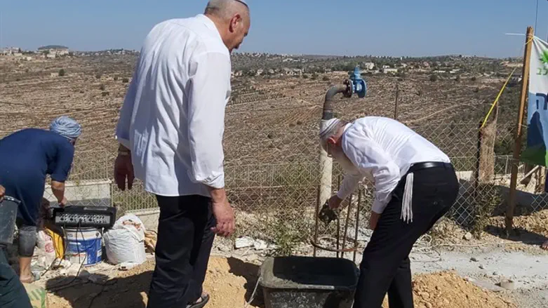 הנחת אבן הפינה בדולב