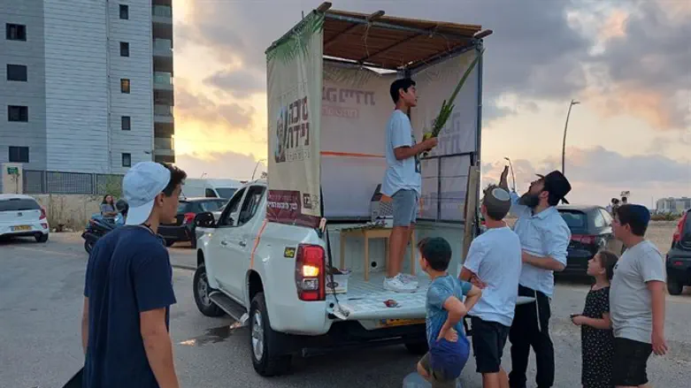 סוכה ניידת של חב"ד