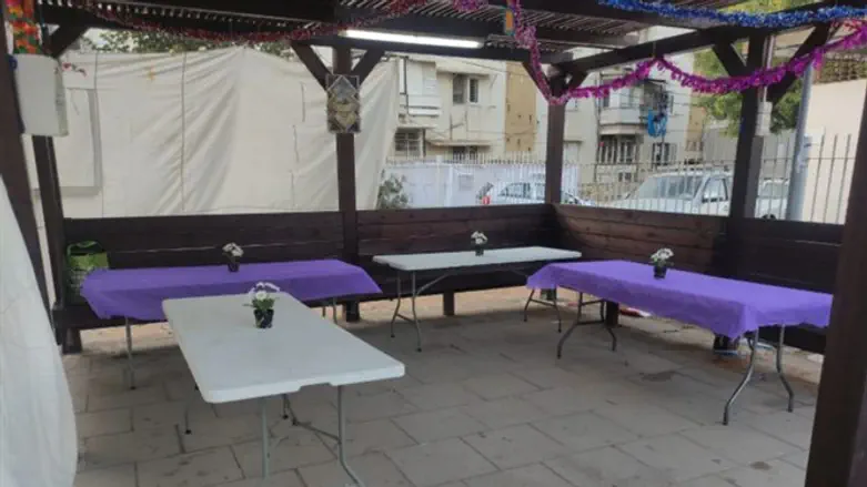 נערכים לסעודת שבת חול המועד סוכות