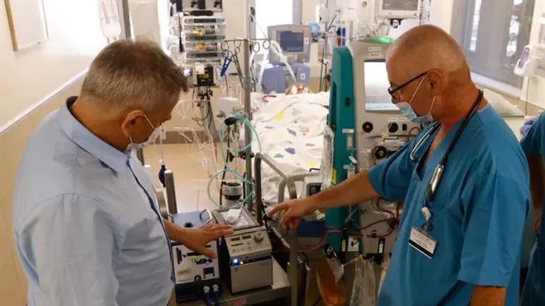 השר הורוביץ במהלך הביקור בבית החולים וולפסון