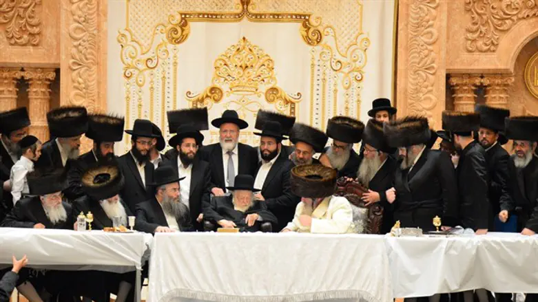 הרב קנייבסקי בטיש של ויז'ניץ