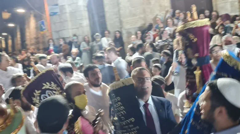 הקפות שניות ב"כיכר הגבורה"