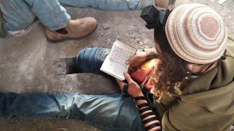 Юный поселенец, "прикрепивший" себя к строению на форпосте, 