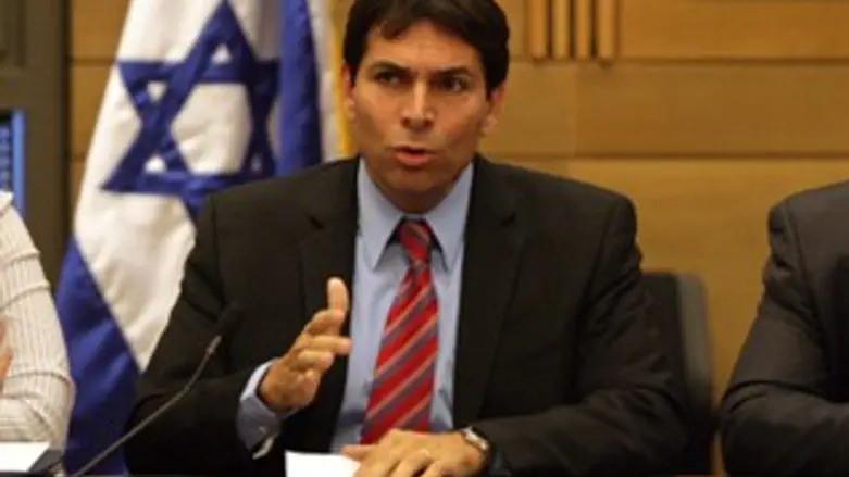 מאשים. דנון