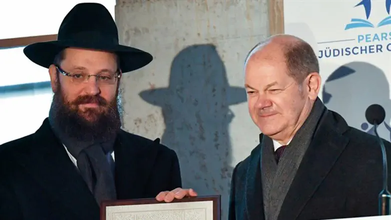 הרב טייכטל ואולף שולץ