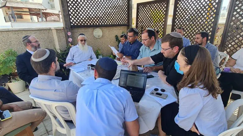 חברי הכנסת בפגישה עם הרב אריאל והרב הלוי