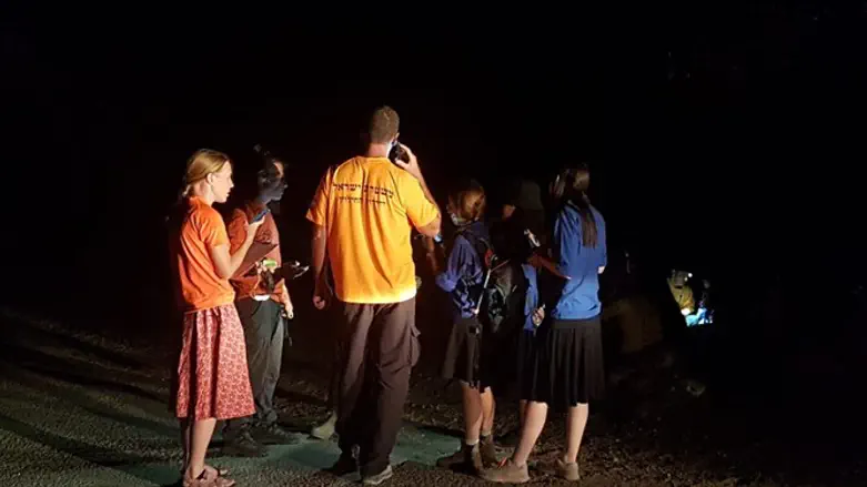 בנות תנועת עזרא עם המחלצים