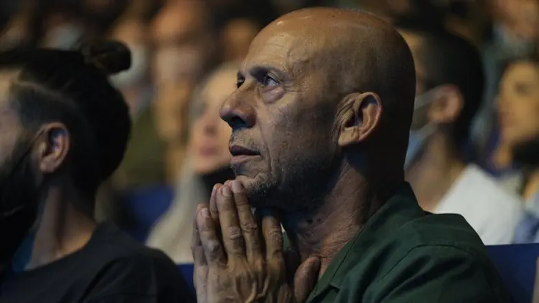 דידי הררי יושב בקהל