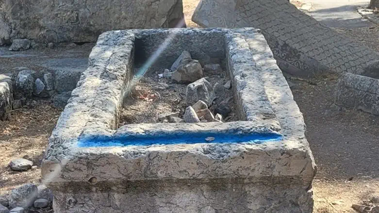 הריסוס על הסרקופגים