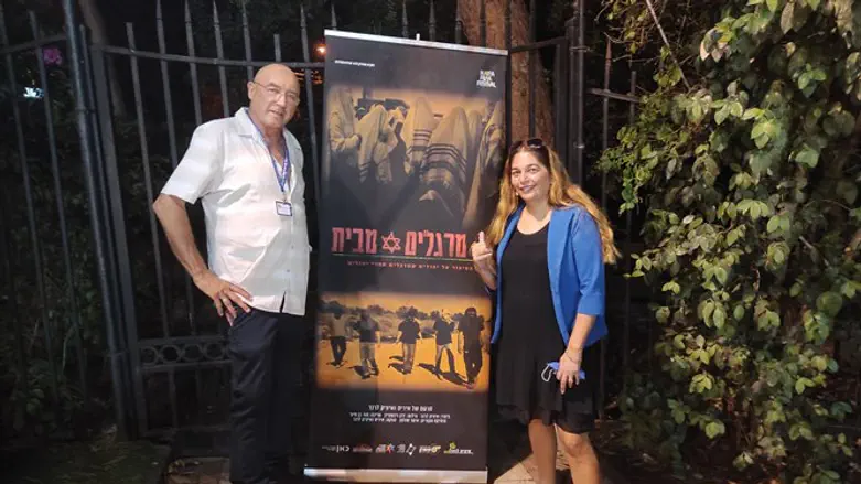 איציק לרנר ואסתר אלוש עם כרזת הסרט