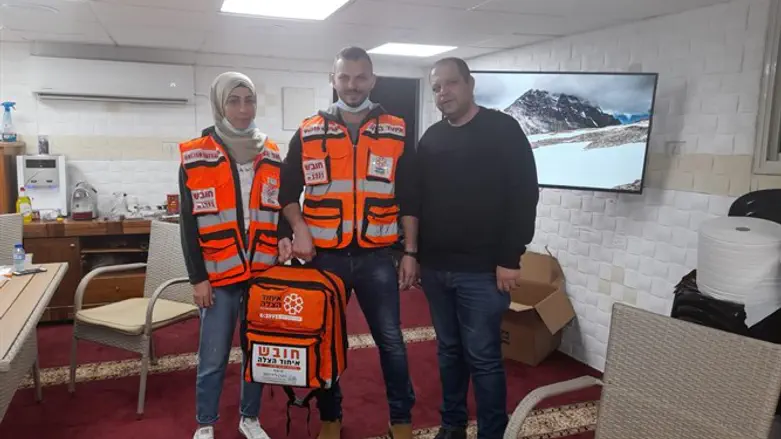 Mohamed and Nour receiving their emergency medical equipment