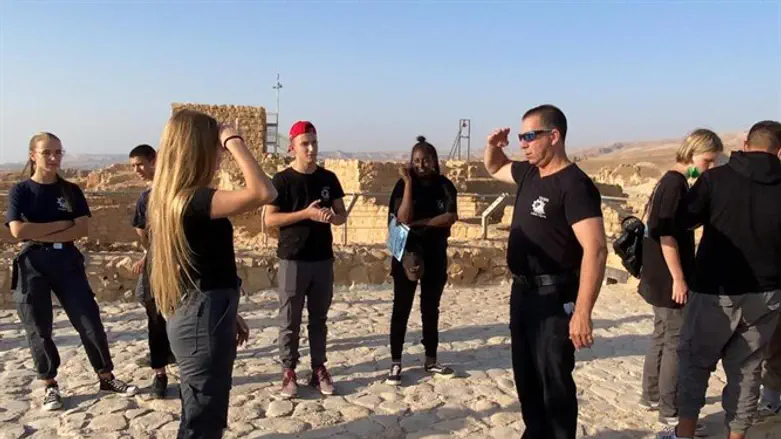 חניכי הודיות עם השוטרים במצדה