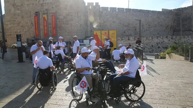 קבוצת נכי צה"ל מטיילת בעיר העתיקה המונגשת