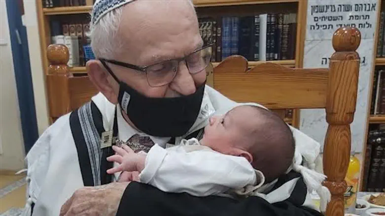 אהרון והנין על כיסא של אליהו