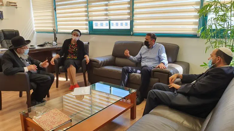 ראשי הוועדה עם השר כהנא