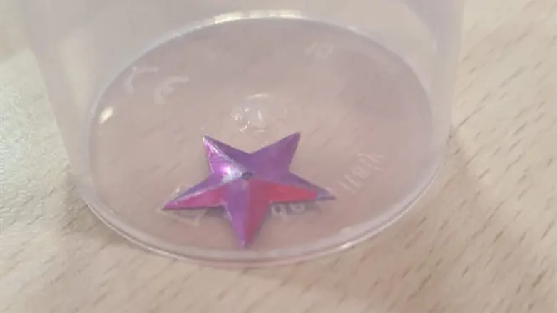 החפץ שנשלף מהווסט של התינוקת