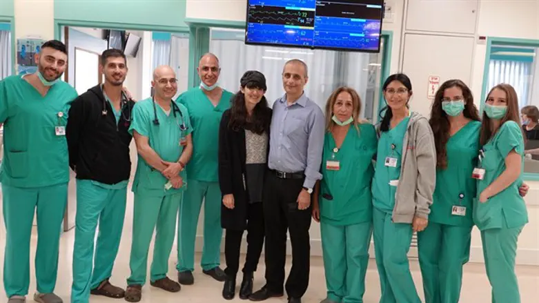ד״ר בארי ורעייתו עם הצוות שהציל את חייו 